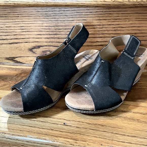Clarks Black Suede Sandals Size 7 Wide - Picture 5 of 7
